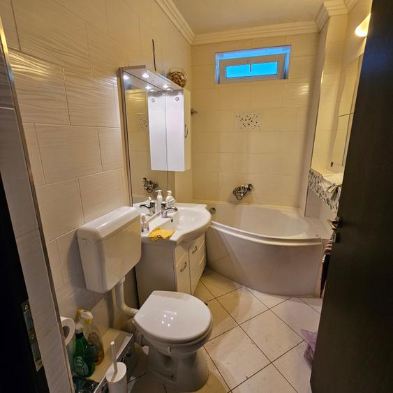 Apartament cu 3 camere semidecomandat, mobilat în Gara de Est