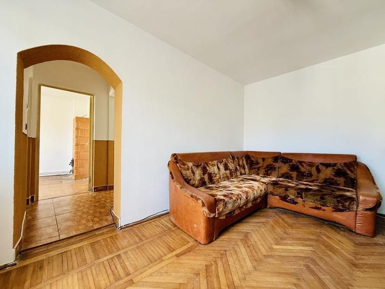 Apartament cu 3 camere semidecomandat în Central
