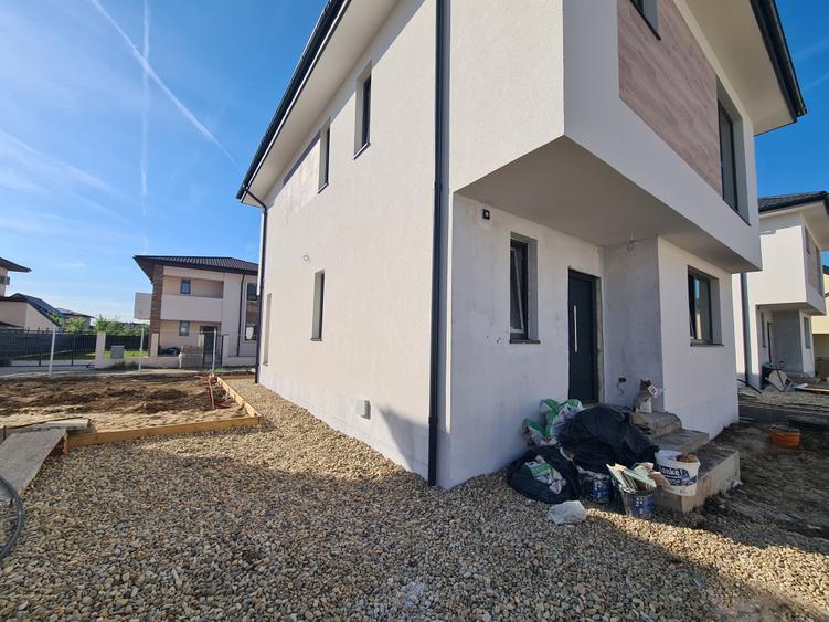 Casă individuală cu 4 camere cu Teren 240 Mp în Odăi