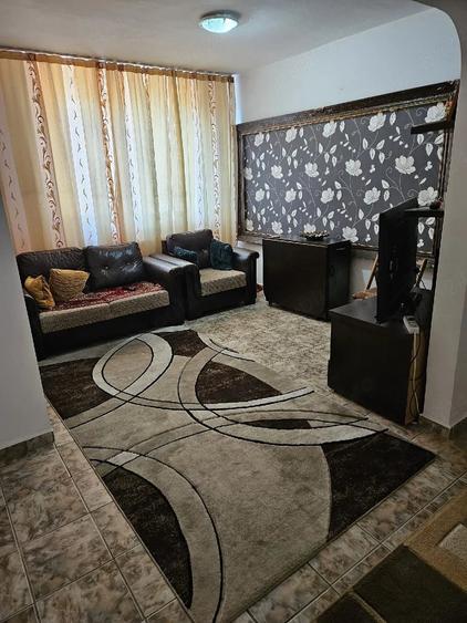 Apartament cu 4 camere semidecomandat în Dacia