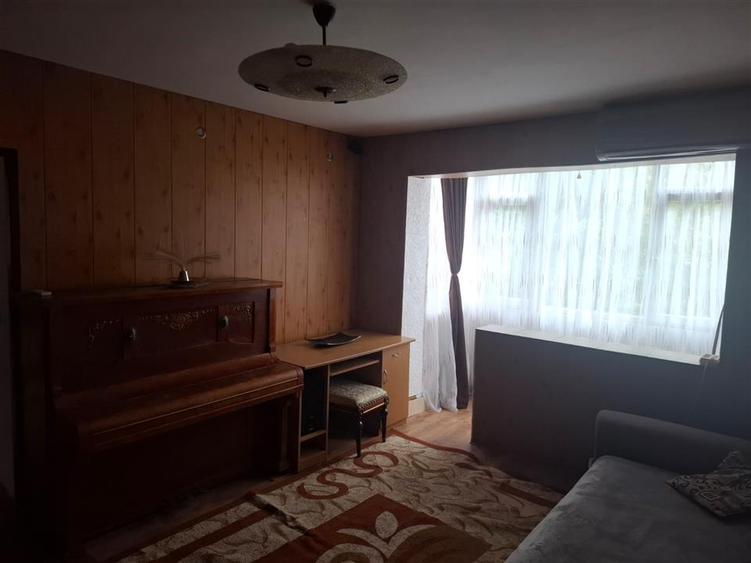 Apartament cu 3 camere semidecomandat în Podul de Piatră