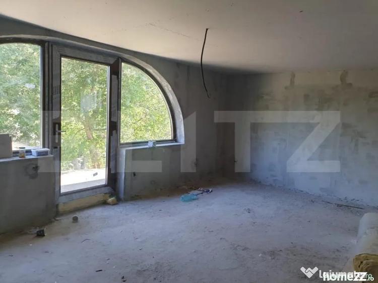 Casă cu 7 camere cu Teren 1000 Mp în Central