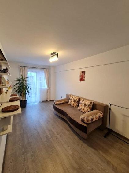 Apartament cu 4 camere semidecomandat, mobilat în Florești
