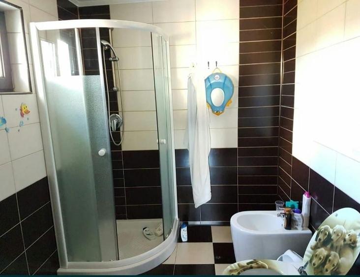 Casă cu 4 camere în Noua