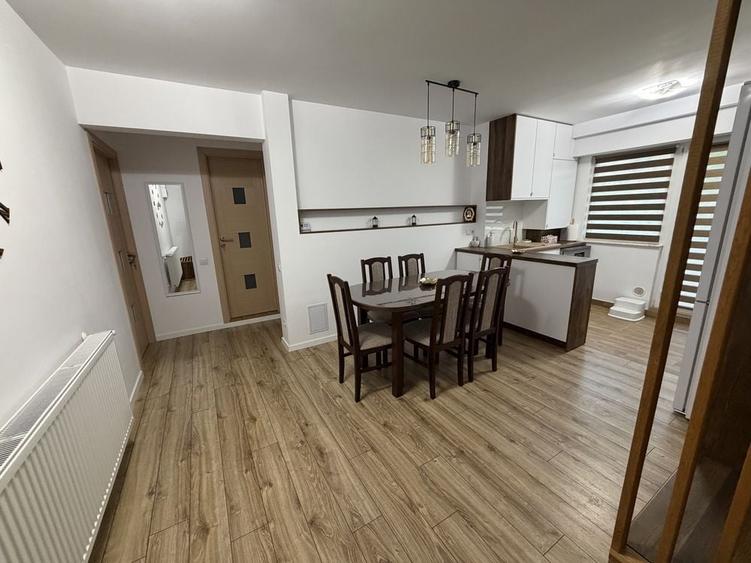 Apartament cu 3 camere decomandat în Republicii