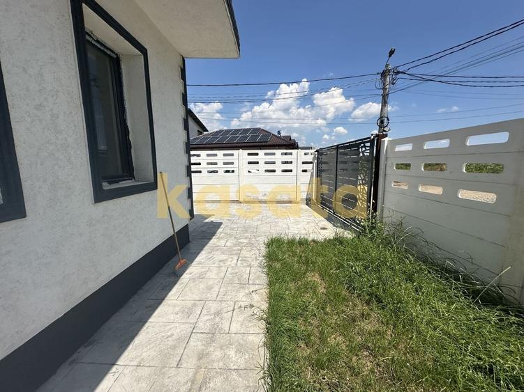 Casă individuală cu 3 camere cu Canalizare în Est