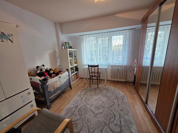 Apartament cu 4 camere semidecomandat în P-ța Gorjului