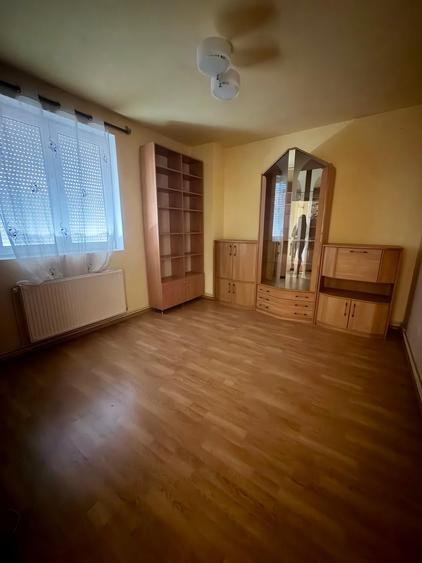 Casă individuală cu 8 camere cu Teren 484 Mp în Cetate