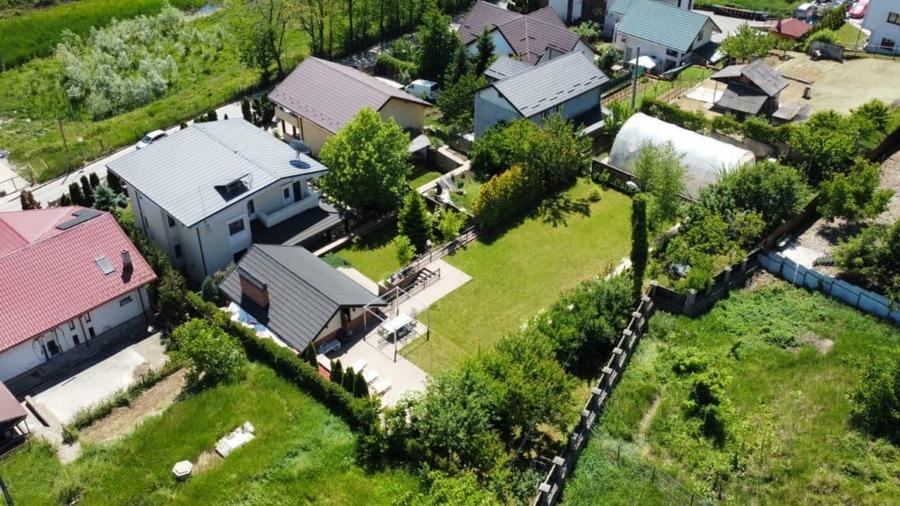 Casă individuală cu 7 camere cu Canalizare în Bucium