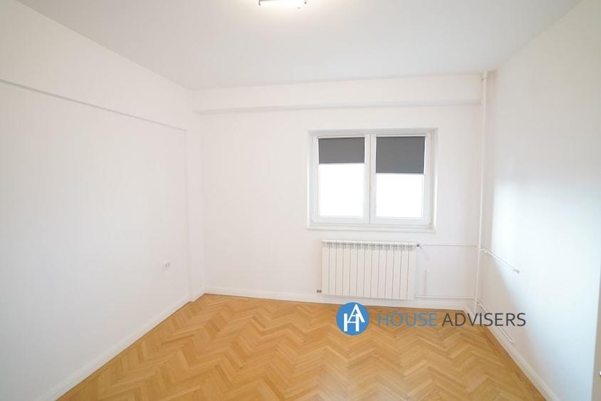 Apartament cu 4 camere în Romană