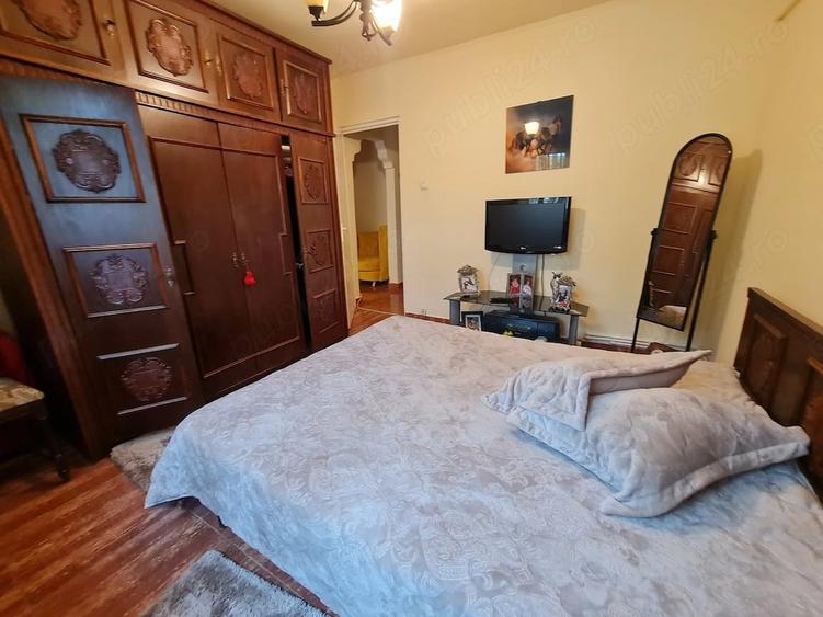 Apartament cu 3 camere decomandat, mobilat în Casa de Cultură