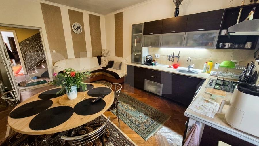 Casă individuală cu 7 camere cu Canalizare în Titulescu