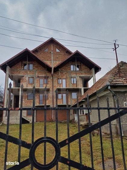Casă cu 10 camere cu Teren 1800 Mp în Luna