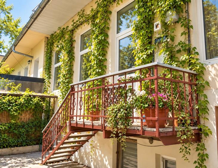 Apartament cu 2 camere semidecomandat, mobilat în Central