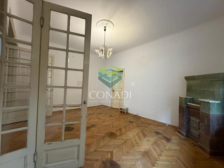 Casă individuală cu 8 camere cu Canalizare în Capitale