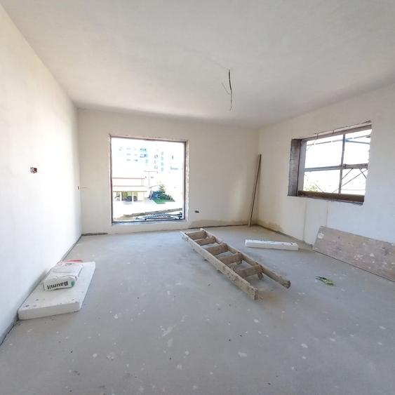 Apartament cu 3 camere decomandat în Metalurgiei