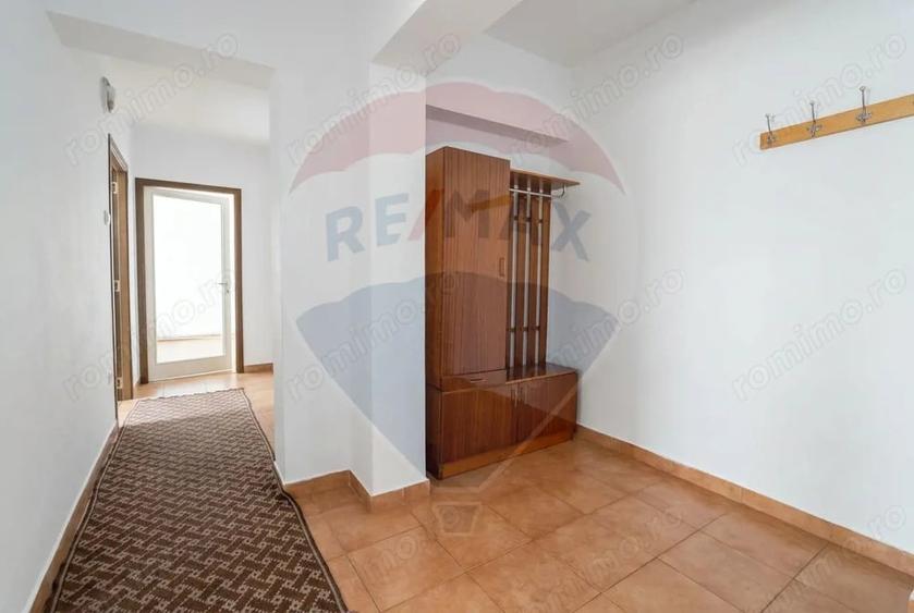 Apartament cu 3 camere decomandat în Est