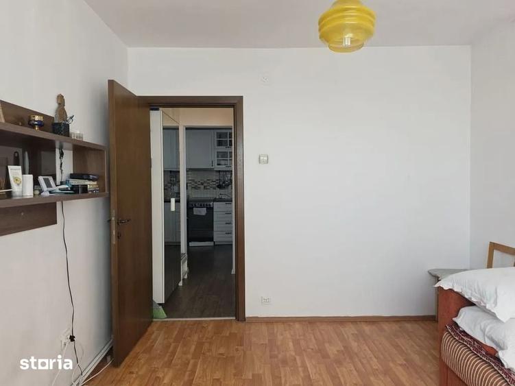 Apartament cu 3 camere decomandat în Astra