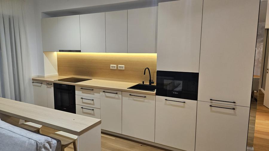Apartament cu 4 camere decomandat în Băneasa