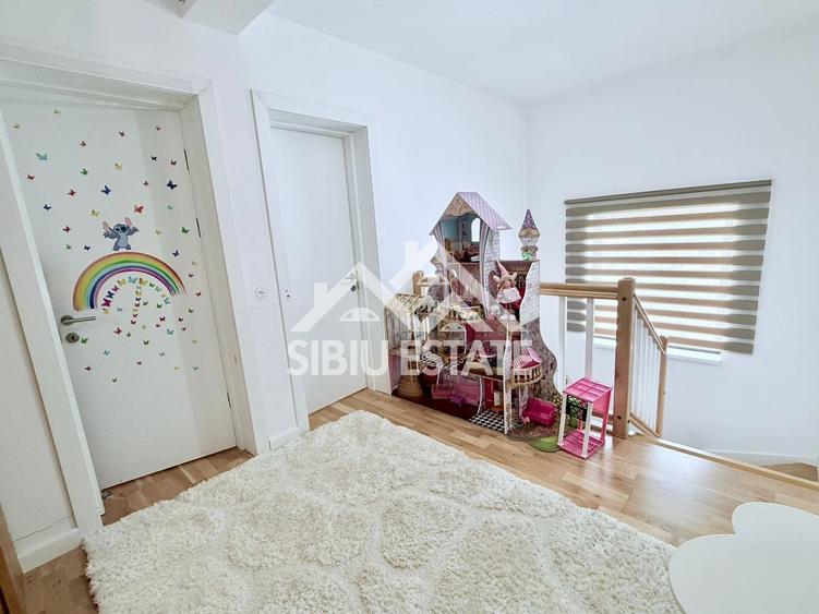 Duplex cu 5 camere cu Canalizare în Cristian