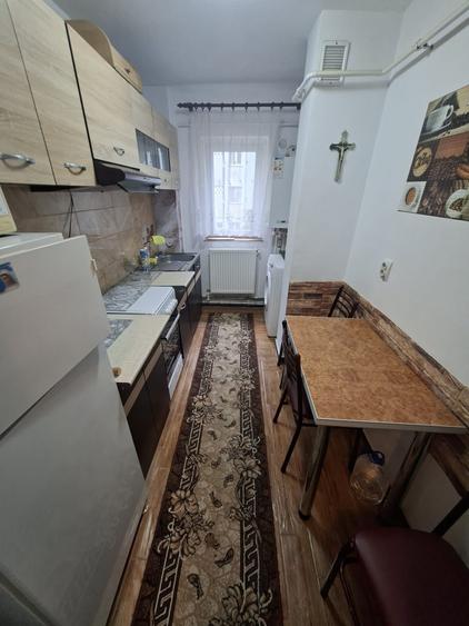 Apartament cu 3 camere semidecomandat în Alexandru cel Bun