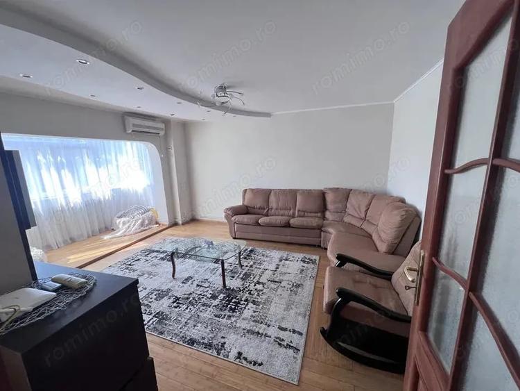 Apartament cu 3 camere decomandat în Teilor