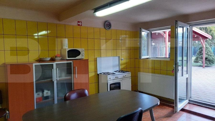 Casă individuală cu 9 camere cu Teren 868 Mp în Est