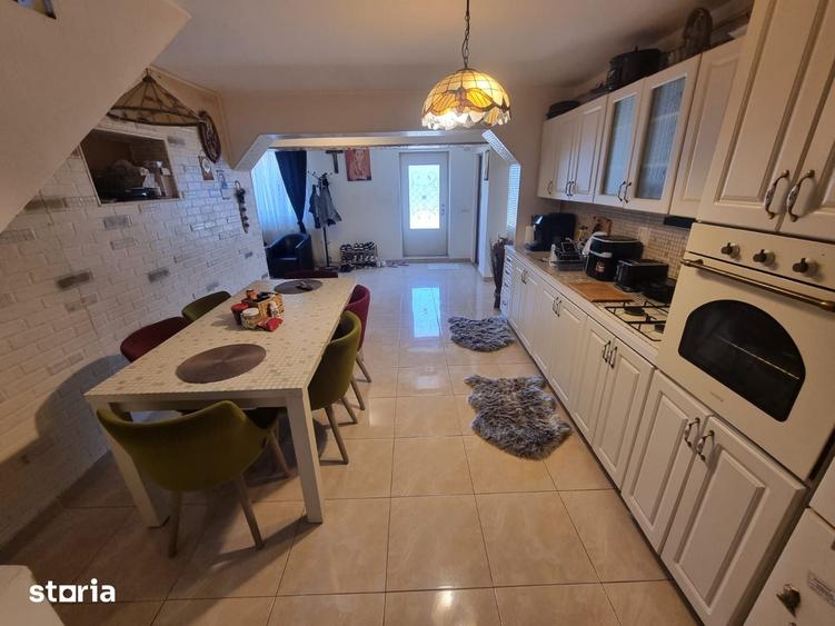 Casă cu 5 camere decomandat cu Teren 700 Mp în Central