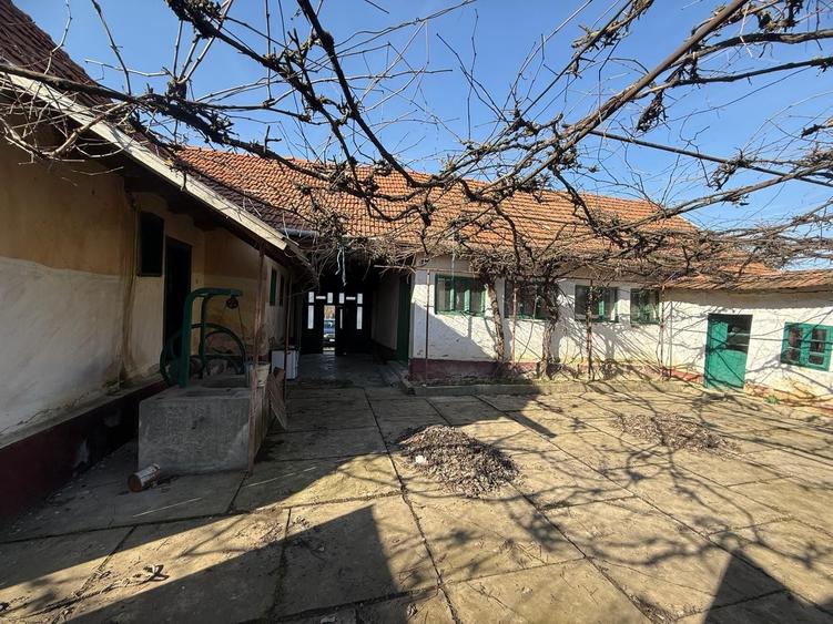 Casă cu 4 camere în Bârsa