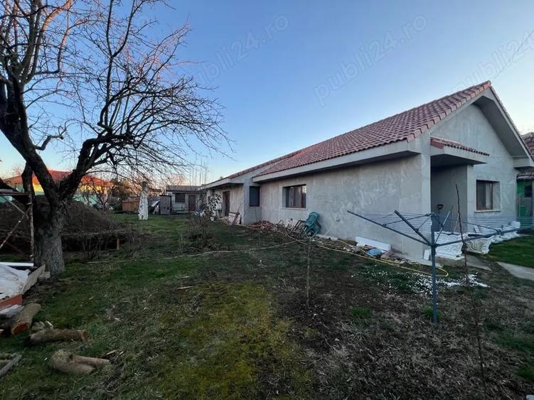 Casă cu 1 camere cu Teren 500 Mp în Plopi