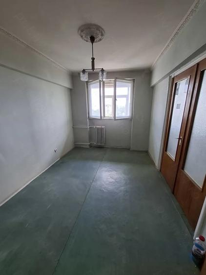 Apartament cu 3 camere decomandat în Drumul Taberei