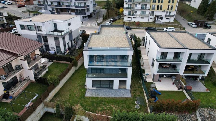 Casă cu 5 camere cu Teren 350 Mp în Câmpului