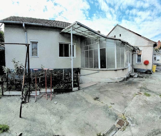 Casă cu 4 camere cu Teren 1045 Mp în Central