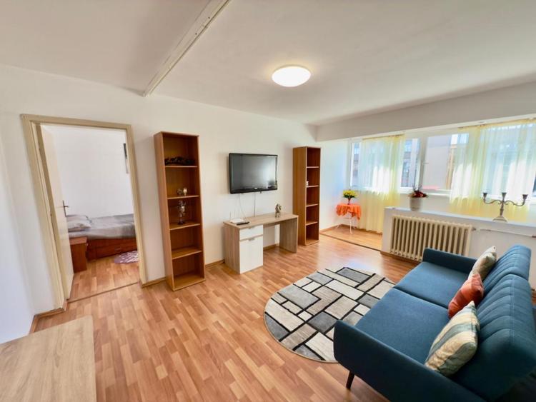 Apartament cu 2 camere semidecomandat, mobilat în P-ța Universității