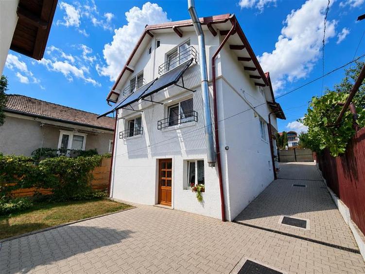 Casă individuală cu 8 camere cu Canalizare în Dâmbul Rotund