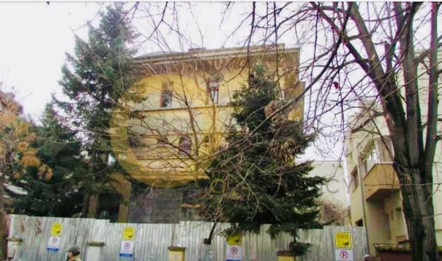 Apartament cu 3 camere semidecomandat în Capitale
