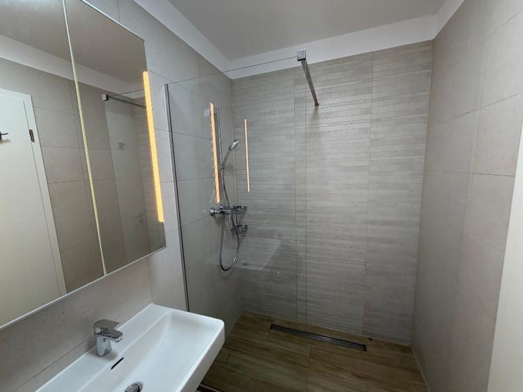 Apartament cu 2 camere decomandat în Tractorul
