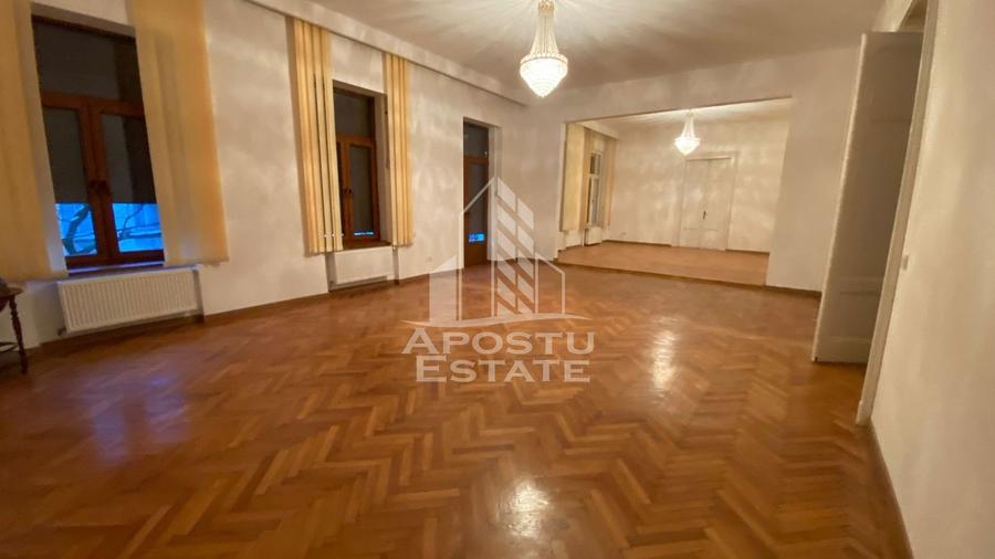 Apartament cu 4 camere decomandat în Central