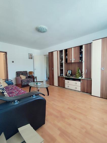 Apartament cu 4 camere decomandat în Far