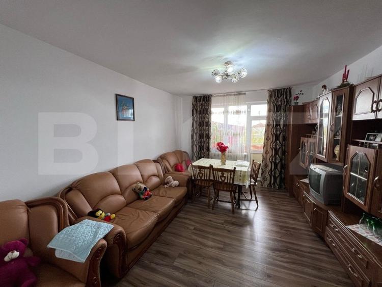 Apartament cu 3 camere decomandat, mobilat în Est