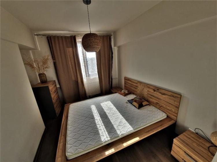 Apartament cu 3 camere semidecomandat, mobilat în Tineretului