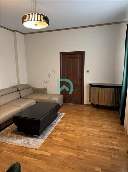 Apartament cu 2 camere semidecomandat, mobilat în Central