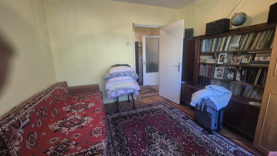 Apartament cu 3 camere semidecomandat în Micro 16