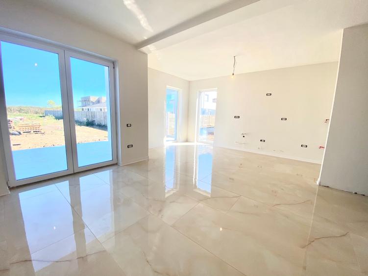 Duplex cu 5 camere cu Canalizare în Aeroport