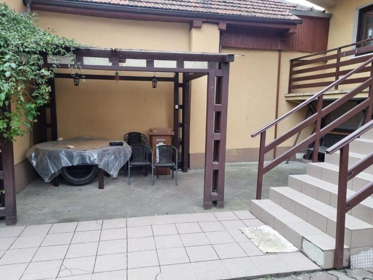 Casă cu 6 camere cu Canalizare în Central