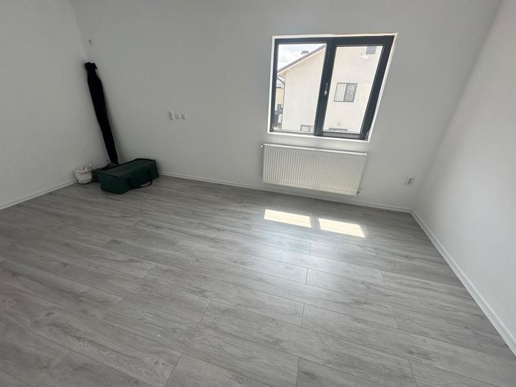 Duplex cu 4 camere cu Canalizare în Central