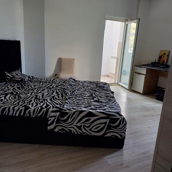 Apartament cu 3 camere semidecomandat în Iancului