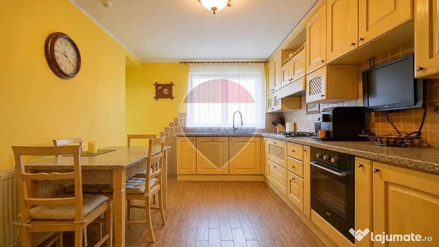 Casă cu 7 camere cu Teren 519 Mp în Cristian
