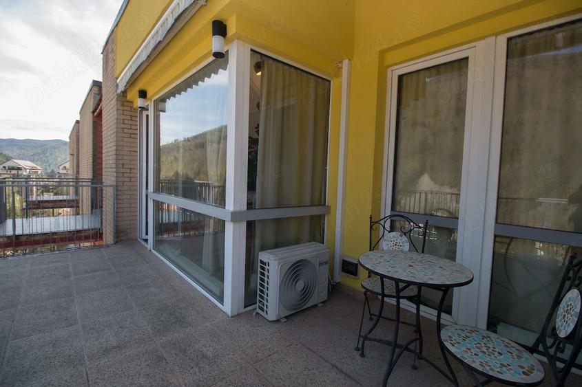 Apartament cu 3 camere semidecomandat, mobilat în Sud