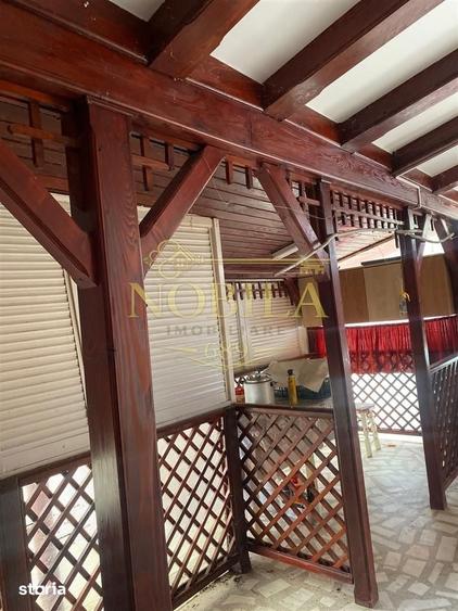Casă cu 10 camere cu Teren 1332 Mp în Mănăstirea Cașin